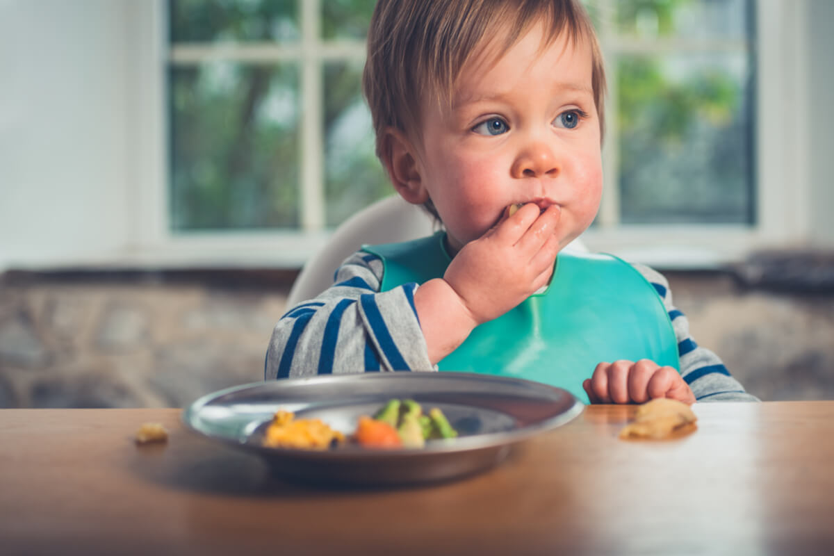 Cómo ayudar a aprender a comer bien a los bebés