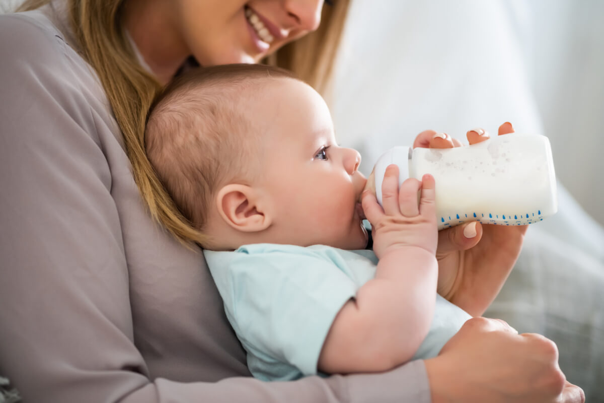 Tipos de leche para bebés: leche de continuación, leche de crecimiento
