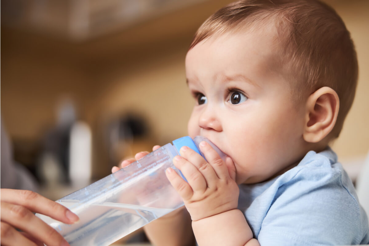 Qué vaso es mejor para iniciar a tomar agua? +6 meses ❗️RECUERDEN ❗️ Antes  de los 6 meses los bebés no deben tomar agua ni ningún…