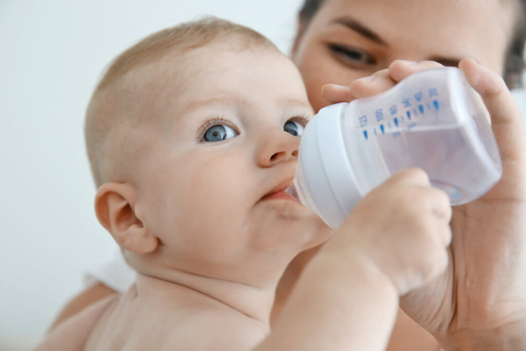 Hay que darle agua al bebé que toma el pecho?