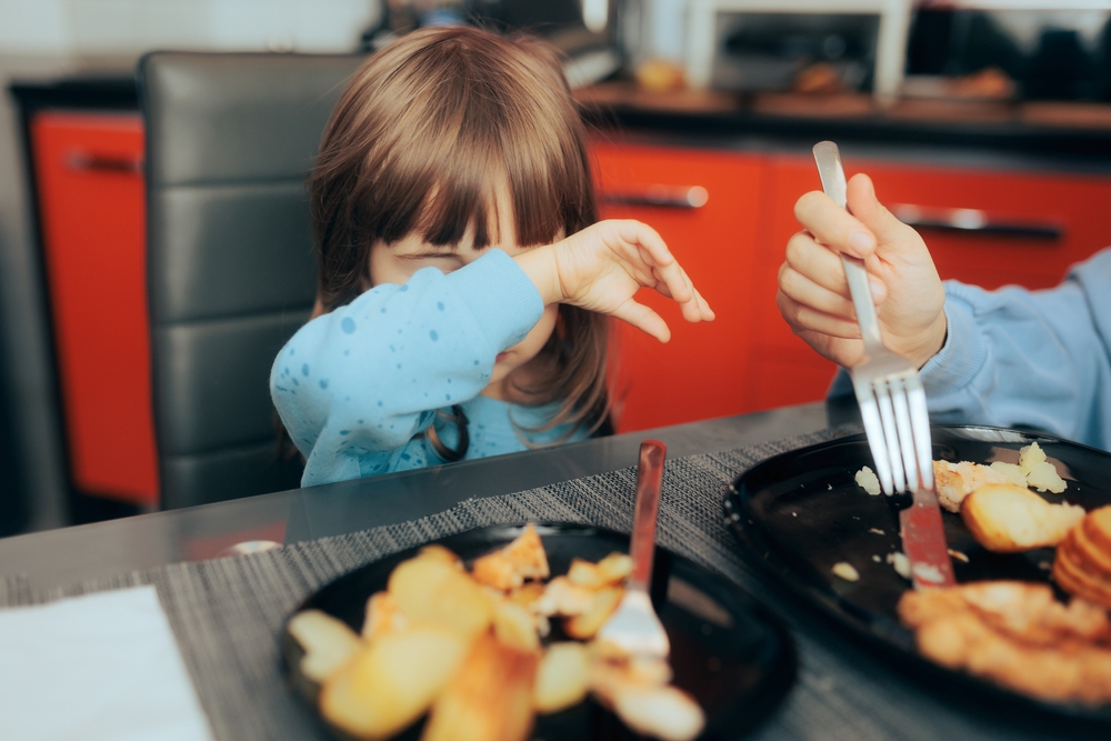 Niña rechaza la comida