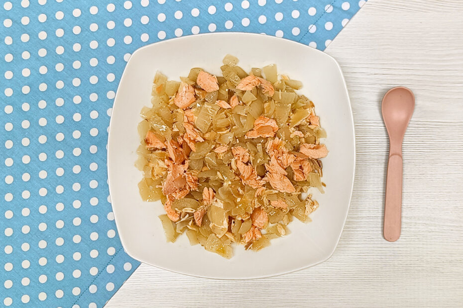 Receta de salmón encebollado para niños y bebés