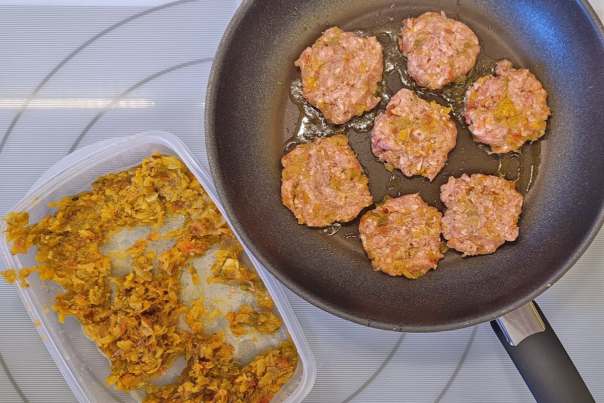 Receta de hamburguesas de carne y verduras: cocinando las hamburguesas